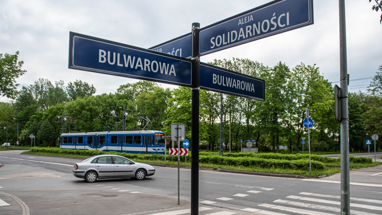 Przebudowa aleji Solidarności. Dwa pasy, parkowanie w zatokach i przystanek przy zalewie